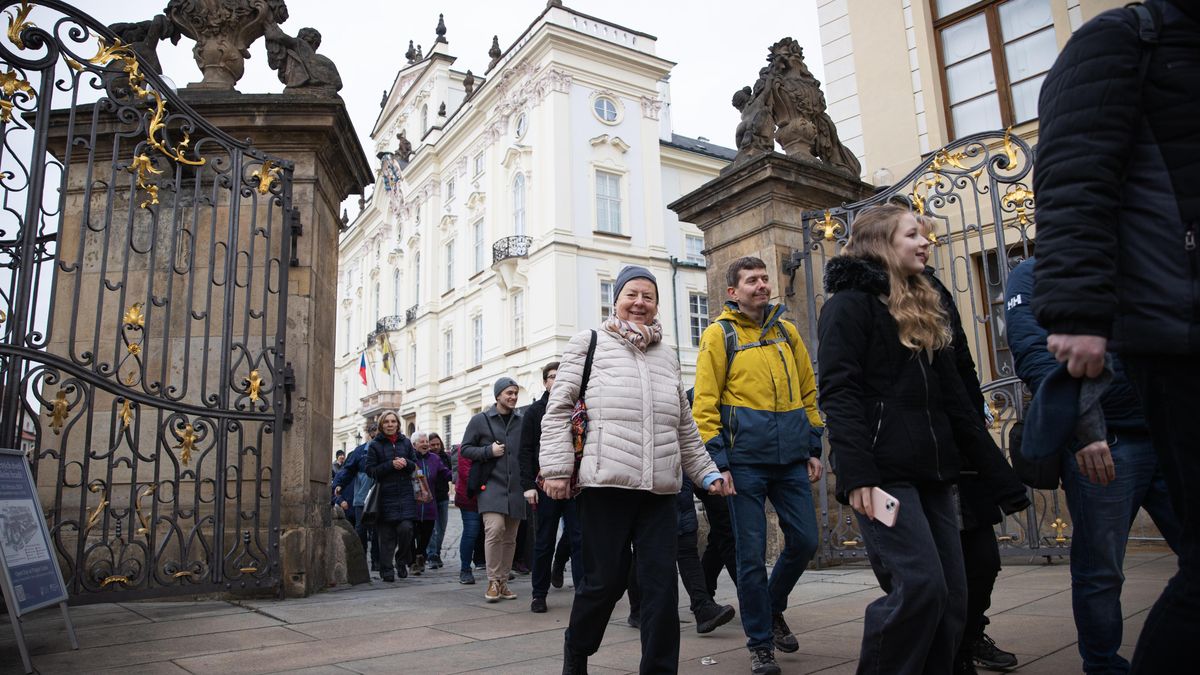 FOTO: Fronta na vstup do Pražského hradu. První zájemce přivítal Pavel